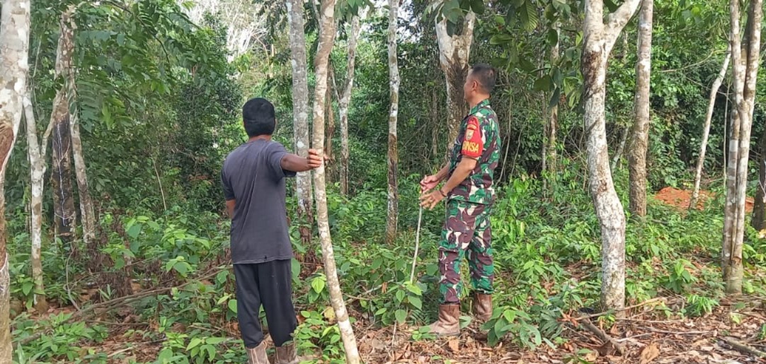 Babinsa Bersama Masyarakat Laksanakan Patroli Karhutla, Himbau Warga untuk Tidak Membakar Lahan* 