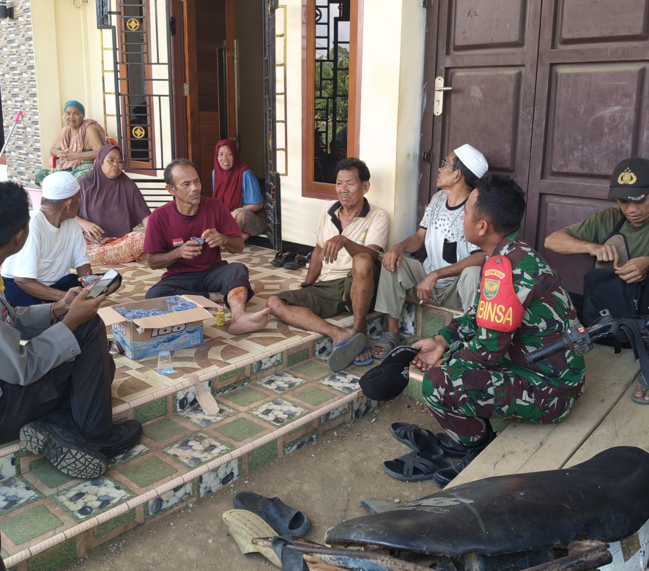 Kopda Safik Alwazan, Babinsa Koramil 03/Pauh Laksanakan Komsos dengan Masyarakat di Desa Pematang Kabau, Kecamatan Air Hitam