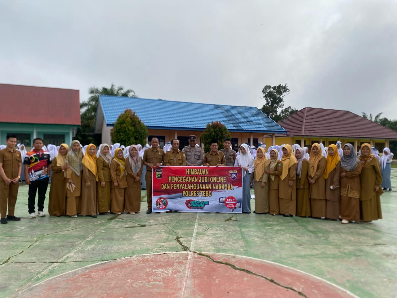 Polres Tebo Sosialisasi Tentang Bahaya Penyalahgunaan Narkoba Dan Judi Online Serta Penggunaan Knalpot Blong Di SMAN 8