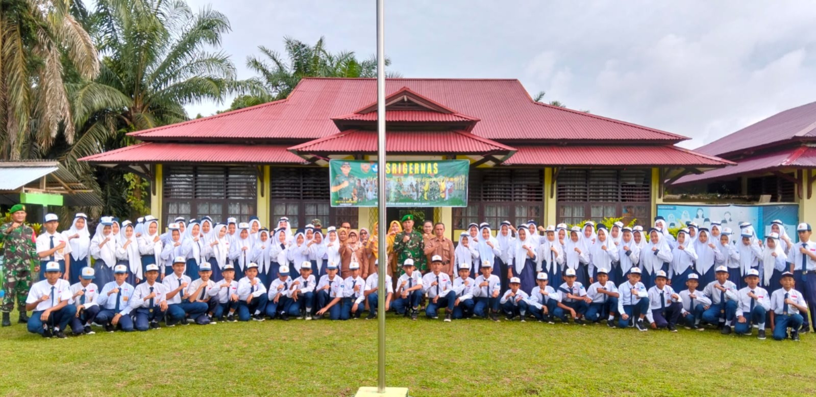 Pimpin Upacara Mingguan dan Berikan Materi Wawasan Kebangsaan kepada Siswa-Siswi SMP N 20 Merangin*