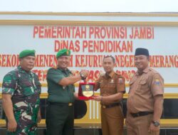 Dandim 0420/Sarko, Letkol Inf Suyono, S.Sos, Diwakili Danramil 420-09/Bangko Mayor Inf Darminto, S.I.P, Berikan Cinderamata kepada SMK N 1 Merangin dan Pimpin Upacara Mingguan*