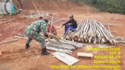 Babinsa Melaksanakan Gotong Royong Bersama Masyarakat Binaan.