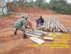 Babinsa Melaksanakan Gotong Royong Bersama Masyarakat Binaan.