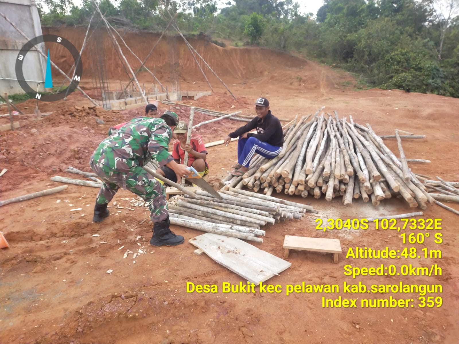 Babinsa Melaksanakan Gotong Royong Bersama Masyarakat Binaan.