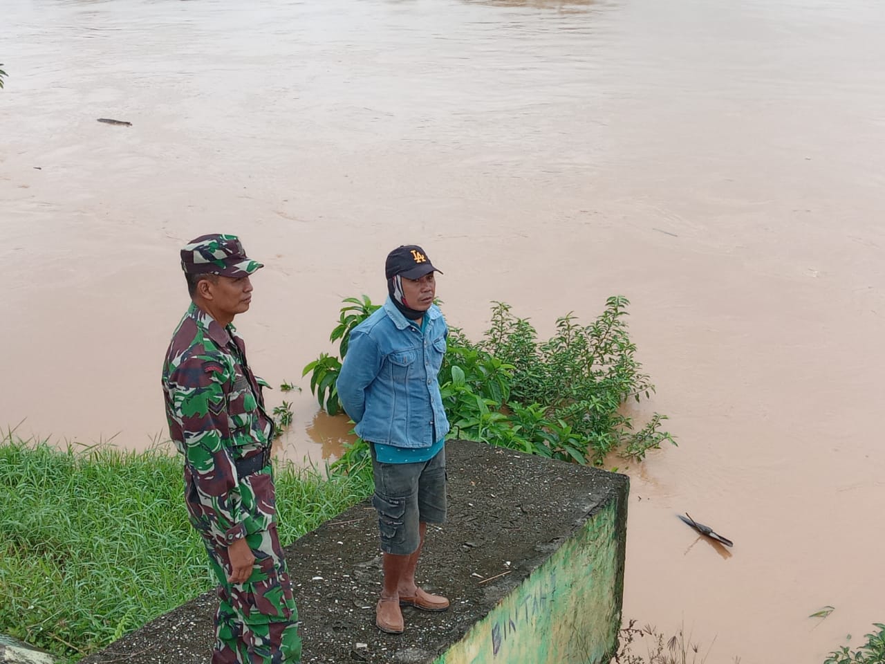 Hadapi Curah Hujan Tinggi Dan Cuaca Yang Tidak Menentu Babinsa Antisipasi Bencana Dengan Melaksanakan Ptroli Pemantauan Debit Air Sungai Bersama Warga