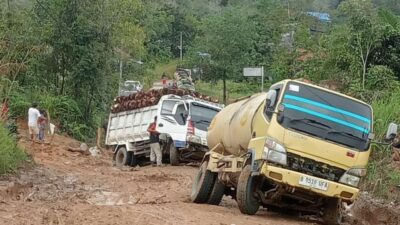 Ruas jalan Ella Pinoh  hancur di harapkan perusahaan PT. sawit jangan tutup mata