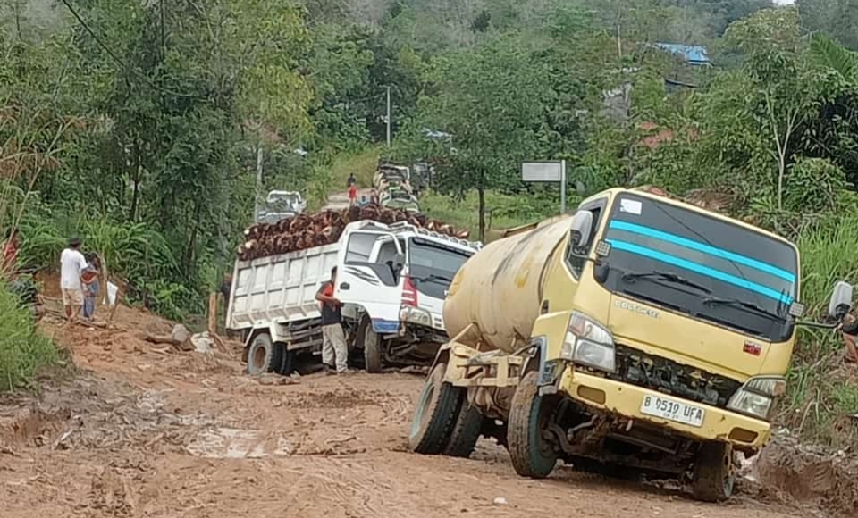 Ruas jalan Ella Pinoh  hancur di harapkan perusahaan PT. sawit jangan tutup mata