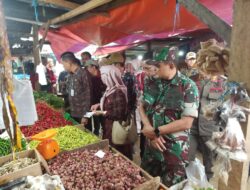 Babinsa Kelurahan Pasar Sarolangun Dampingi Sidak Pasar Tradisional Sambut Ramadhan
