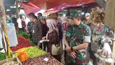 Babinsa Kelurahan Pasar Sarolangun Dampingi Sidak Pasar Tradisional Sambut Ramadhan