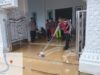 Paska banjir Personel Sat Samapta Polres Sarolangun Bantu Bersihkan Lumpur di Masjid Desa Pulau Pandan Usai Banjir