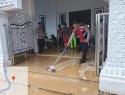 Paska banjir Personel Sat Samapta Polres Sarolangun Bantu Bersihkan Lumpur di Masjid Desa Pulau Pandan Usai Banjir