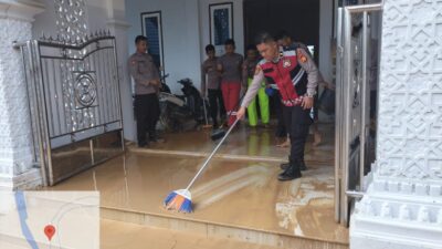 Paska banjir Personel Sat Samapta Polres Sarolangun Bantu Bersihkan Lumpur di Masjid Desa Pulau Pandan Usai Banjir