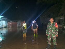 Pengamanan dan Bantuan Koramil 420-04/Sarolangun, Bantu Warga Terdampak Banjir di Desa Baru*