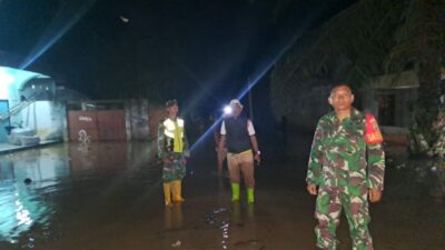 Pengamanan dan Bantuan Koramil 420-04/Sarolangun, Bantu Warga Terdampak Banjir di Desa Baru*