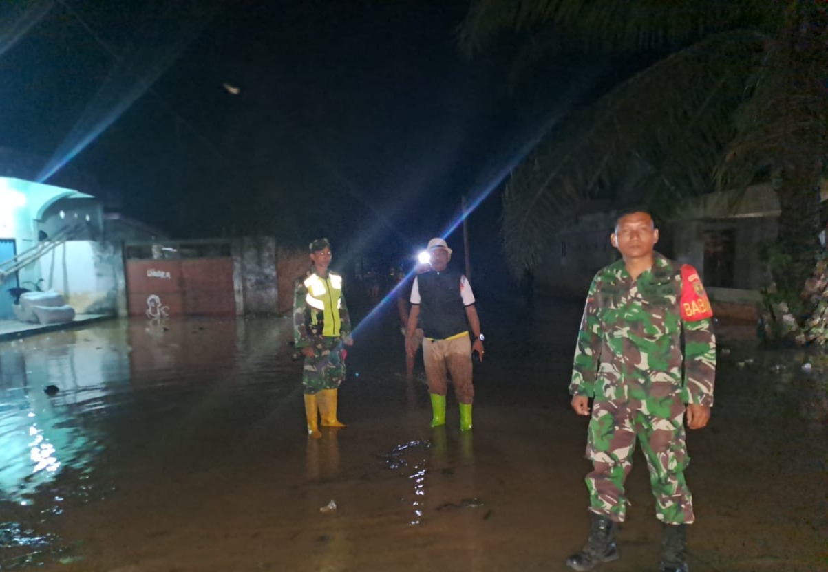 Pengamanan dan Bantuan Koramil 420-04/Sarolangun, Bantu Warga Terdampak Banjir di Desa Baru*