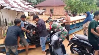 TNI Berikan Pertolongan Kepada Warga Terdampak Banjir di Desa Binaannya*