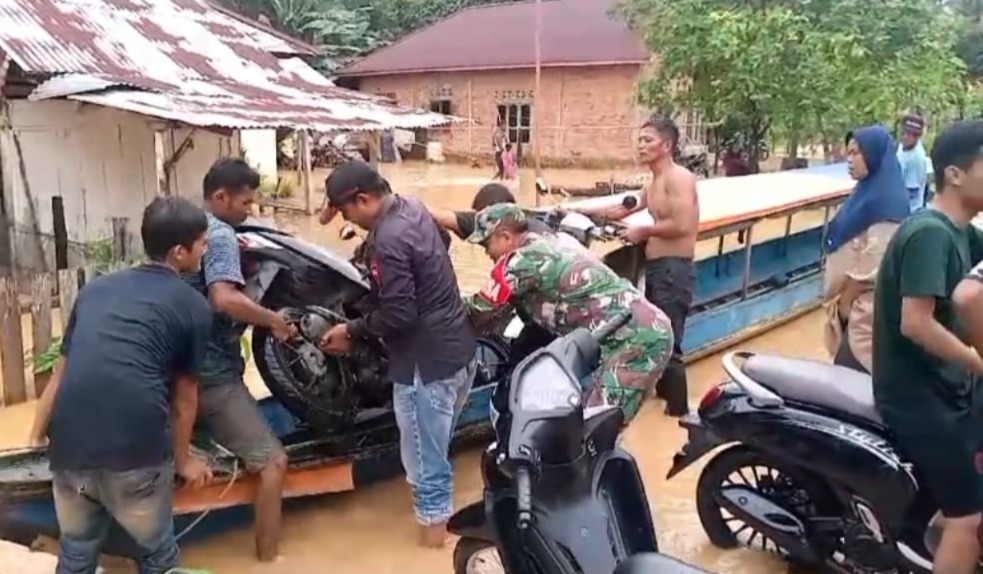 TNI Berikan Pertolongan Kepada Warga Terdampak Banjir di Desa Binaannya*