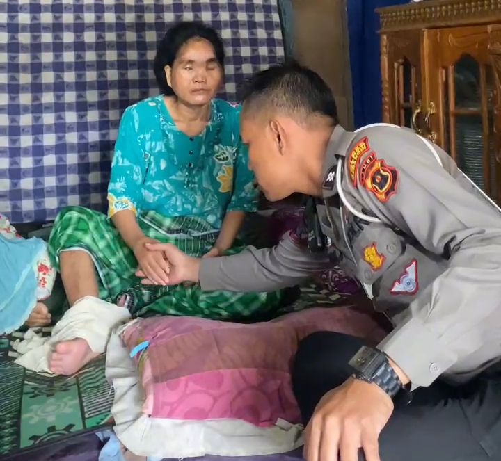 Satuan Lalulintas Polres Merangin, pada Program Jum’at Berkah Kunjungi Korban Lakalantas Beberapa waktu lalu di Desa Kungkai