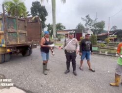 Satlantas Polres Merangin Laksanakan Program Jum’at Berkah pada Petugas Kebersihan 