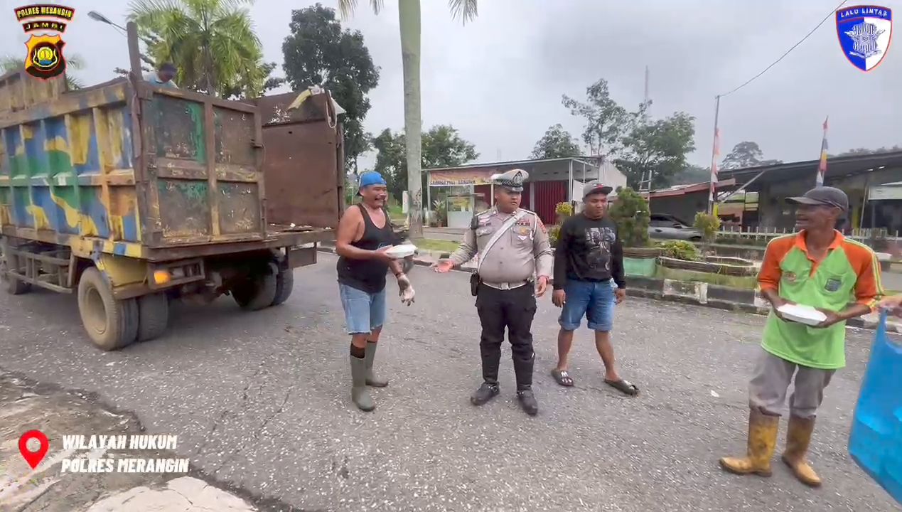 Satlantas Polres Merangin Laksanakan Program Jum’at Berkah pada Petugas Kebersihan 