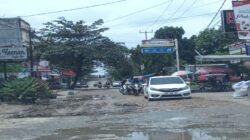 Genangan Air Merusak Pemandangan, Spontanitas Warga Timbun Jalan Rangkayo Hitam yang Rusak