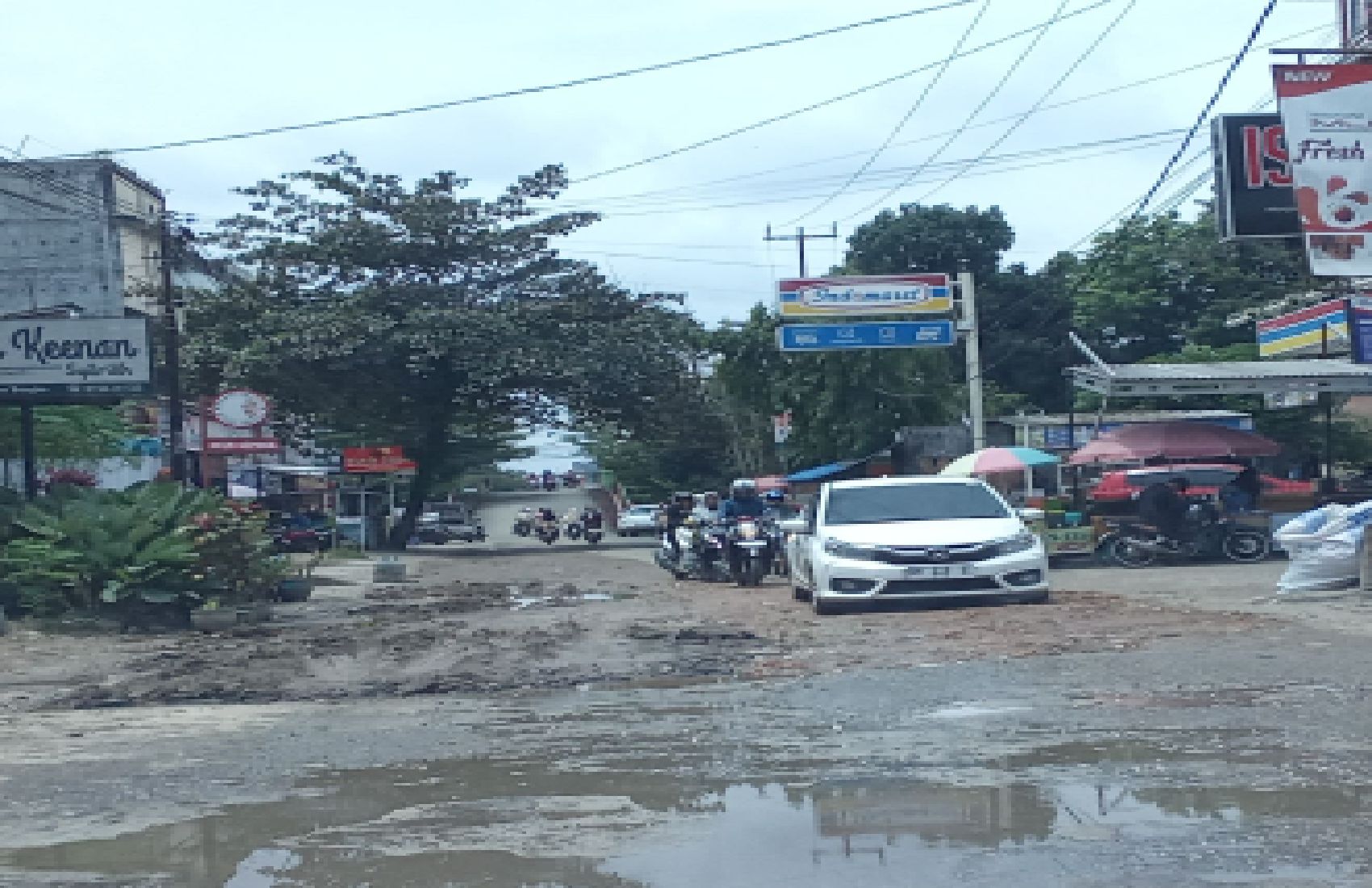 Genangan Air Merusak Pemandangan, Spontanitas Warga Timbun Jalan Rangkayo Hitam yang Rusak