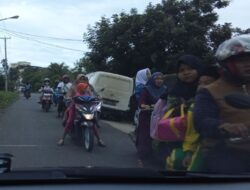 Jalan Rangkayo Hitam Rusak Parah tak Kunjung di Perbaiki, Warga Memilih Jalur Alternatif yang Sempit