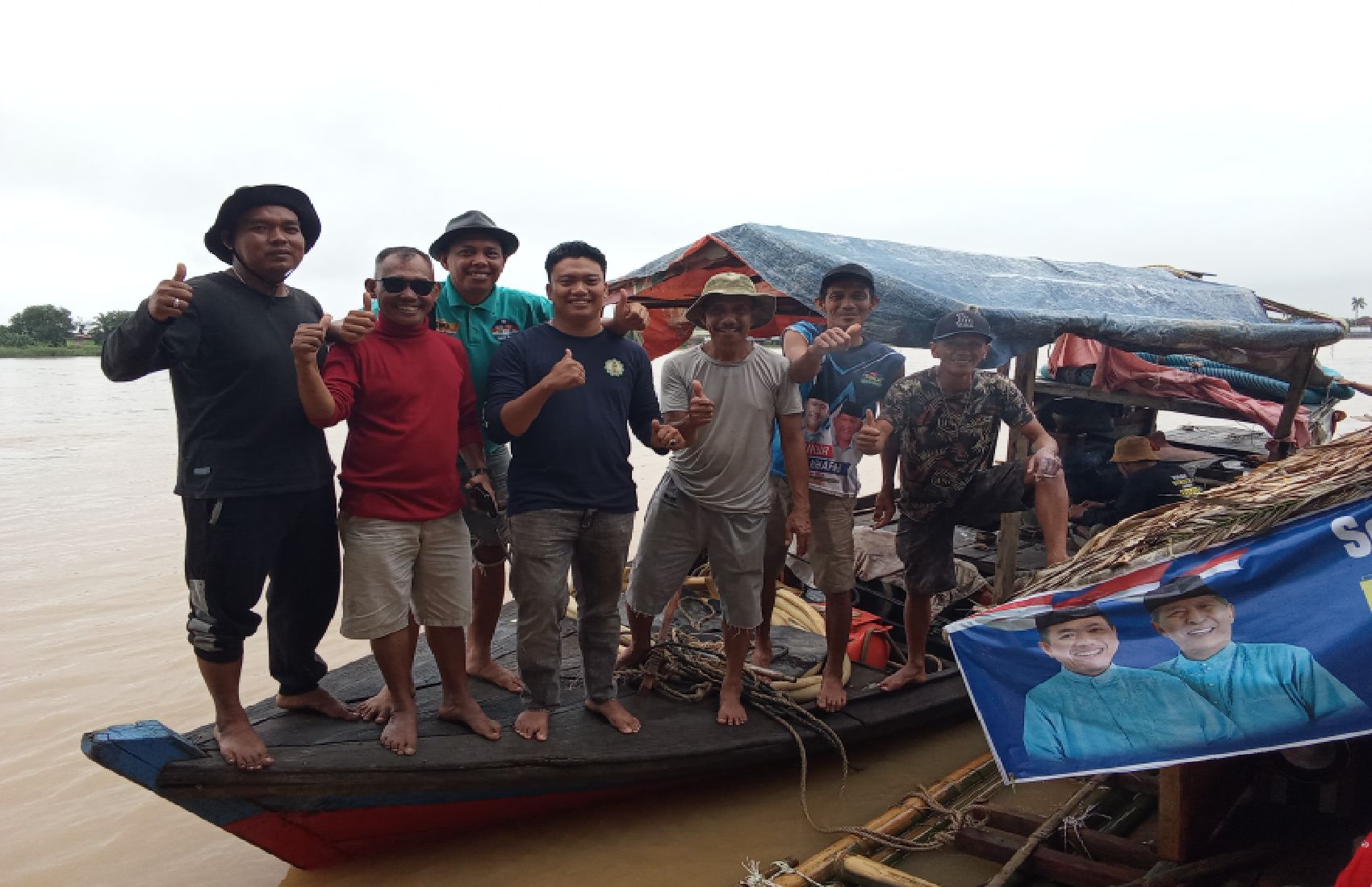 Laskar Pemuda Jambi Kota Seberang, Bantu Menyandarkan Rakit ke Tepian.