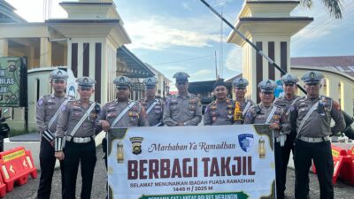 Sambil Berbagi Taqjil,Satlantas Polres Merangin Sampaikan Himbauan Tertib Berlalulintas dan tidak menyalahi dalam berkendara 