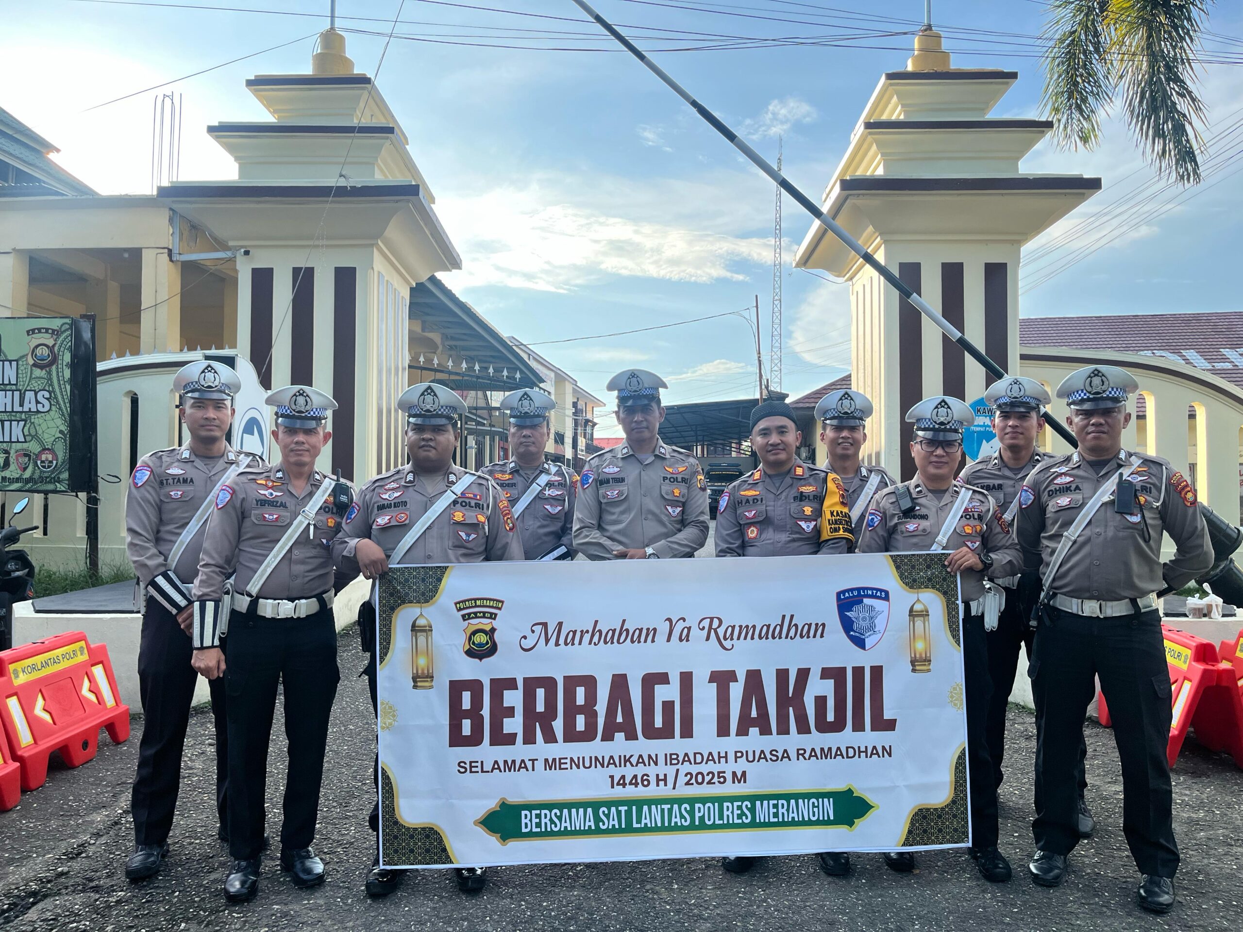 Sambil Berbagi Taqjil,Satlantas Polres Merangin Sampaikan Himbauan Tertib Berlalulintas dan tidak menyalahi dalam berkendara 