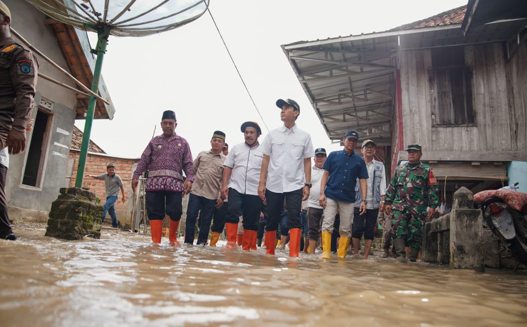 Baru Pulang Retret, Bupati dan Wabup OKI Tancap Gas Tinjau Warga Terdampak Banjir