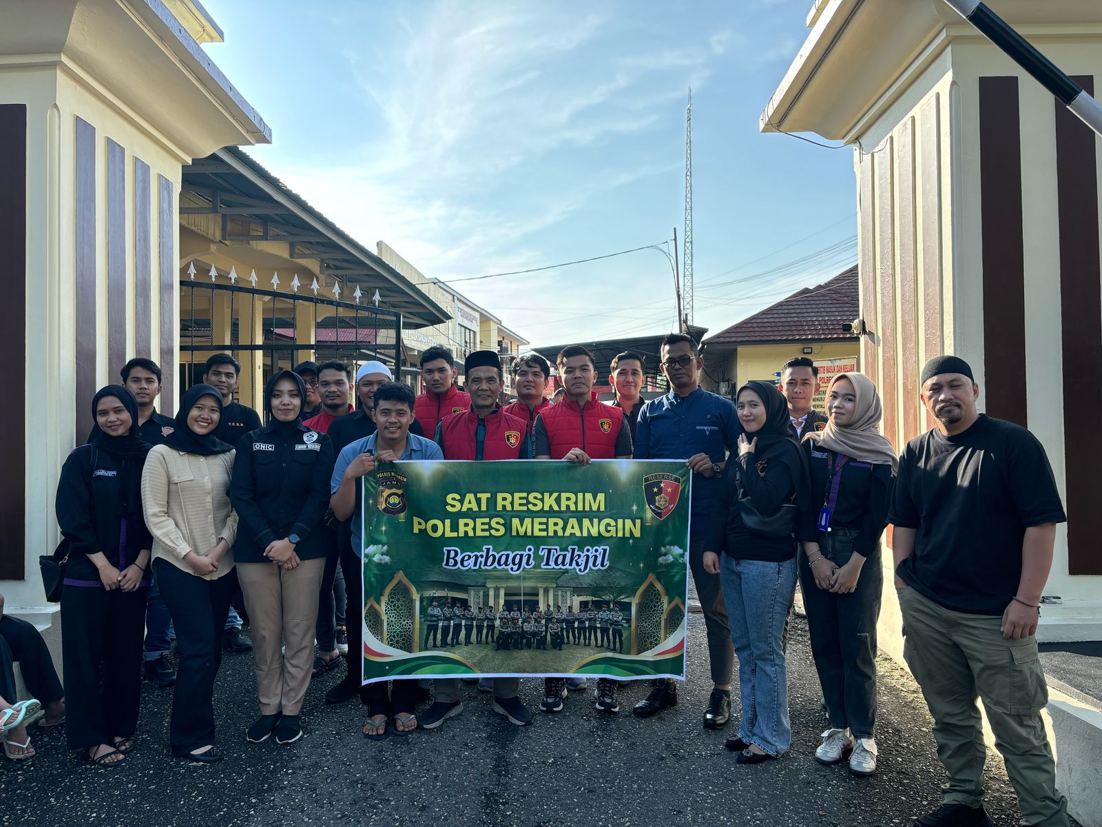 Satreskrim Polres Merangin Bagi Taqjil, Sambil Edukasi Masyarakat Pengguna jalan Sambut Ramadhan dengan Kegiatan Bernafaskan Keislaman 