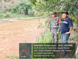 Babinsa Mengajak Warga Cek Debit Air Dan Lonsor Karna Curah Hujan Tinggi
