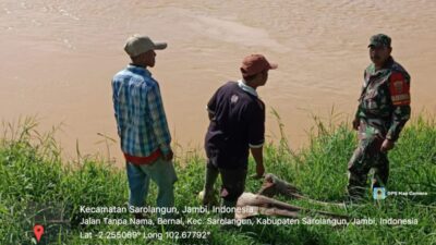 Antisipasi Bencana Banjir dan Tanah Longsor, Babinsa Koramil 420-04/Sarolangun Patroli dan Cek Debit Air di Sungai Tembesi*