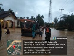 Bantu Kelancaran Arus Lalu Lintas di Tengah Banjir di Desa Pulau Pandan