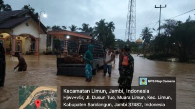 Bantu Kelancaran Arus Lalu Lintas di Tengah Banjir di Desa Pulau Pandan