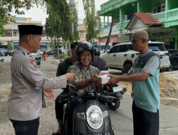 Jajaran Polsek Muaro Bungo Polres Bungo Berbagi Taqjil dan Sampaikan Himbauan Kamtibmas pada Masyarakat.