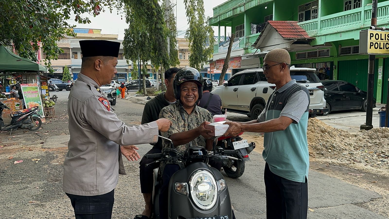 Jajaran Polsek Muaro Bungo Polres Bungo Berbagi Taqjil dan Sampaikan Himbauan Kamtibmas pada Masyarakat.