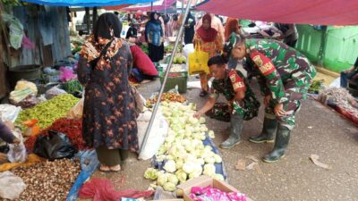 Pantau Situasi Pasar Tradisional, Babinsa Komsos dengan Pembeli dan Pedagang Pedagang.*