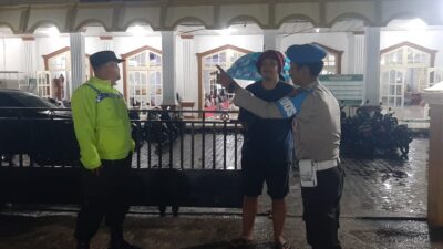 Polres Merangin Berikan Pengamanan Pada Masyarakat Yang Melaksanakan Sholat Tarawih Dibeberapa Masjid 