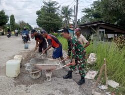 Bersama Warga, Babinsa Gotong Royong Perbaiki Jalan Rusak.