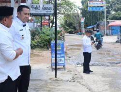 Bupati H M Syukur Tinjau Jalan Rangkayo Hitam Kadis PUPR Merangin Diminta Cepat Tuntaskan Jalan yang Tergenang