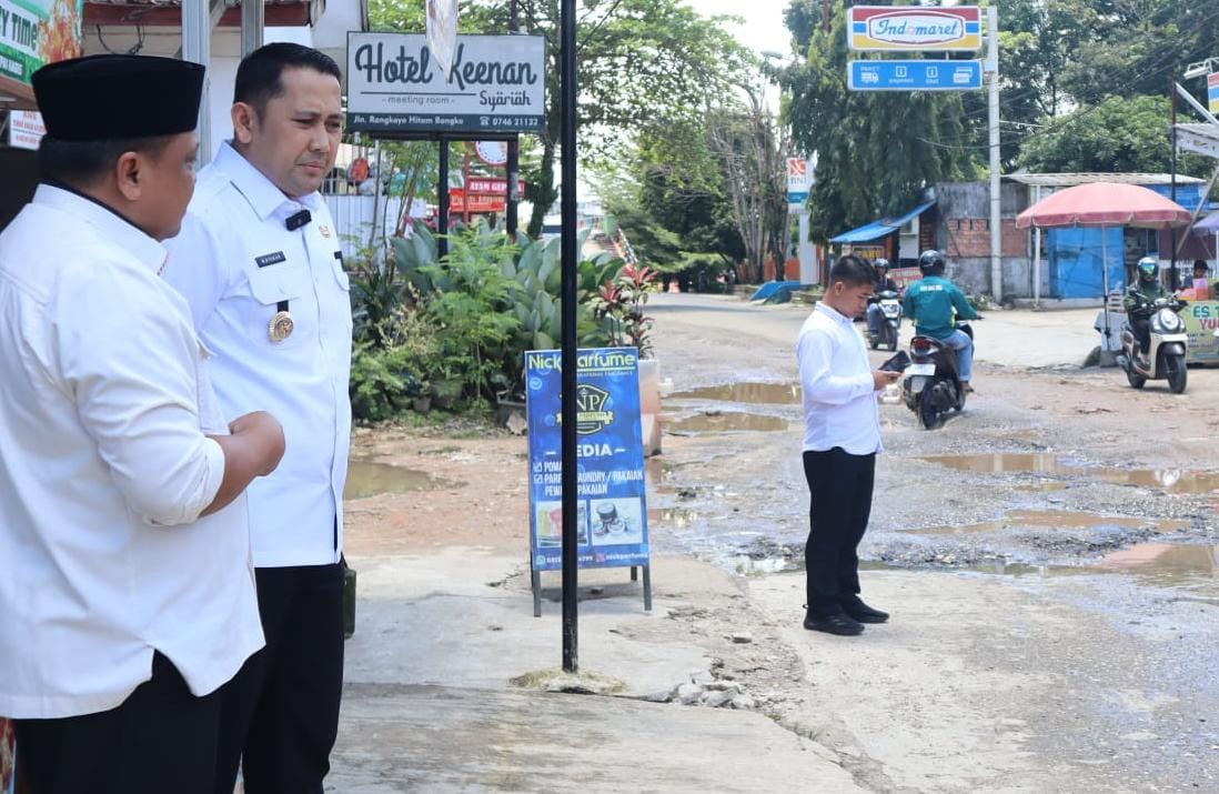 Bupati H M Syukur Tinjau Jalan Rangkayo Hitam Kadis PUPR Merangin Diminta Cepat Tuntaskan Jalan yang Tergenang