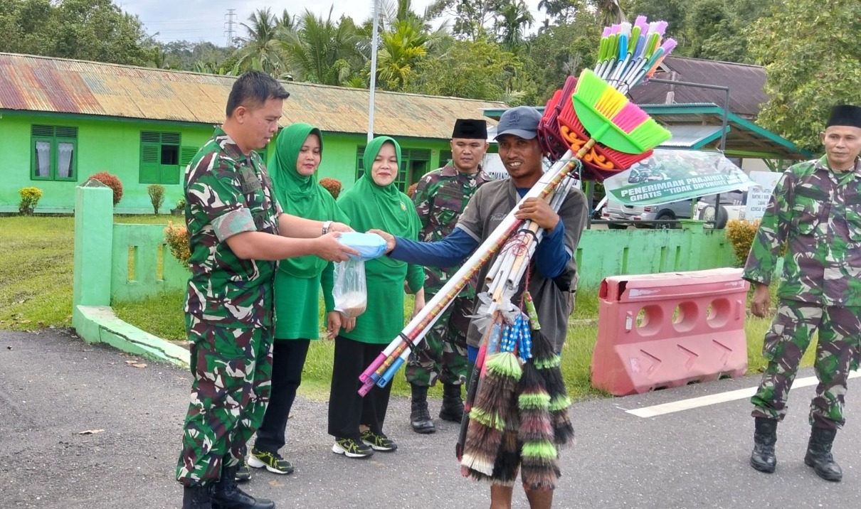 Semarakan Bulan Suci Ramadhan Kodim 0420/Sarko Gelar Pembagian Takjil