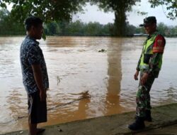Babinsa Desa Bernai Dalam Lakukan Patroli Cek Debit Air Sungai dan Ingatkan Warga Waspada Banjir