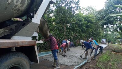 Pembangunan Jalan Rabat Beton di Desa Banjarsari Berjalan Lancar