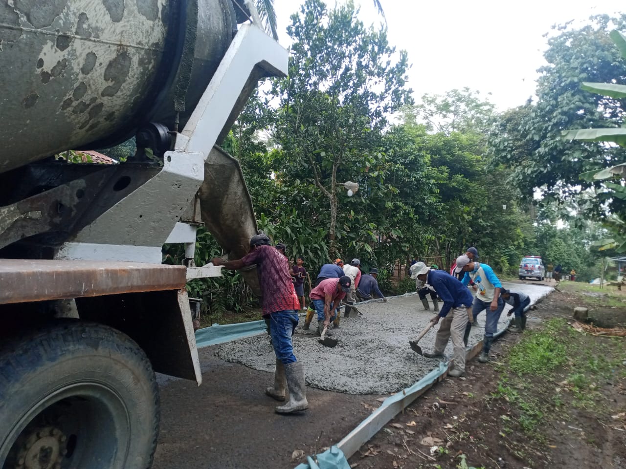 Pembangunan Jalan Rabat Beton di Desa Banjarsari Berjalan Lancar