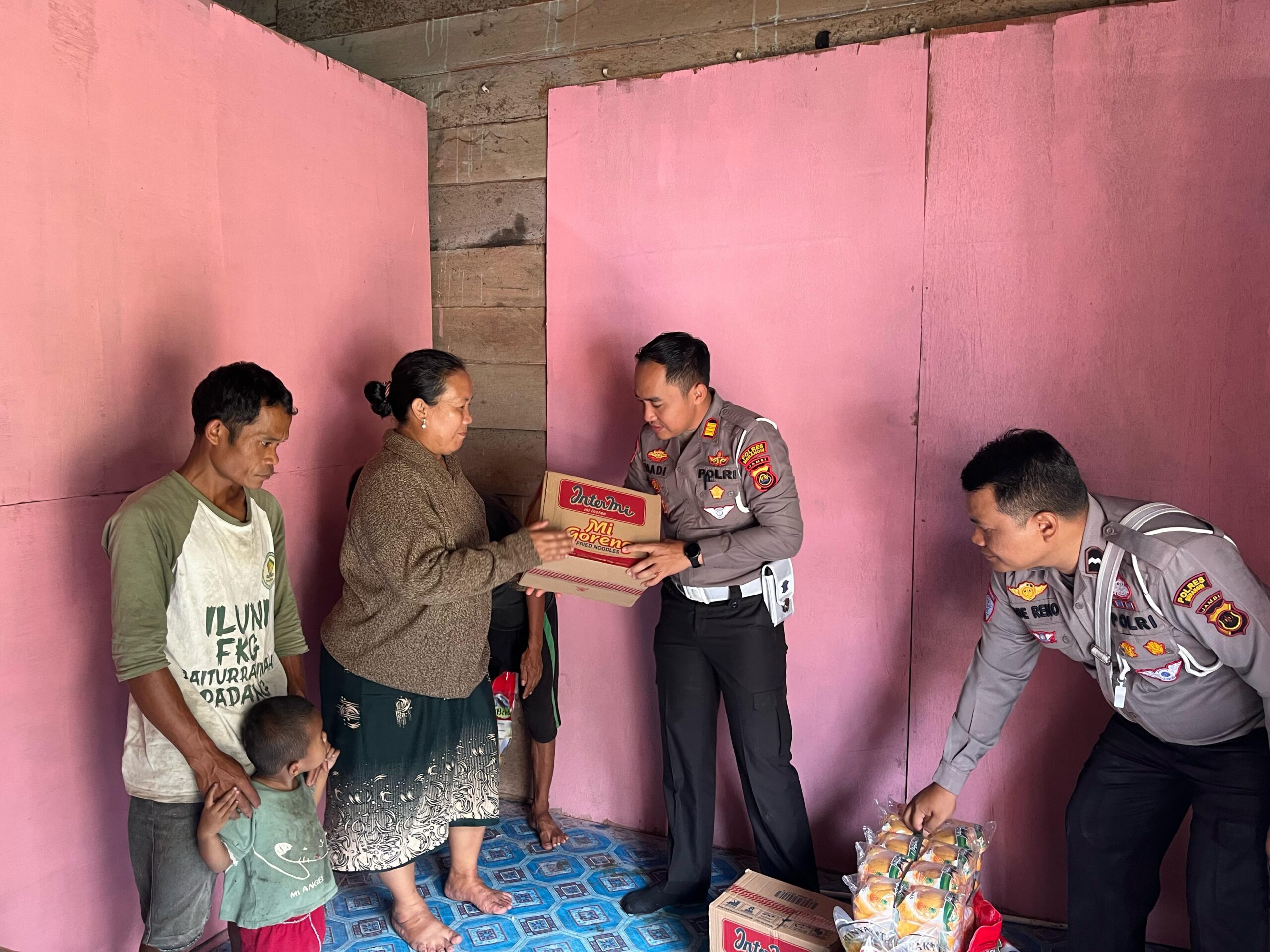 Inovasi Satuan Lalulintas Polres Merangin dalam bentuk JUM’AT BERKAH Berbagi Pada Masyarakat yang Membutuhkan  