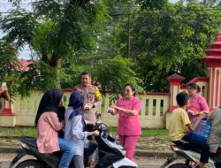 Kapolres didampingi Ketua Cabang Bhayangkari Sarolangun Ny Rachmayanti Budi, Gelar bagi takjil
