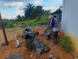TNI Hadir di Tengah Warga Serda Koswandi Pimpin Gotong Royong di Tabir Ulu
